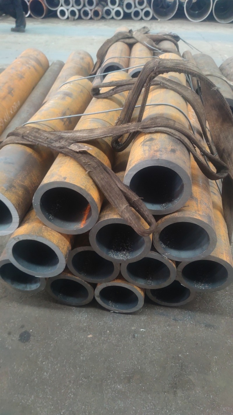 白玉白玉白玉15CrMoG无缝钢管切割